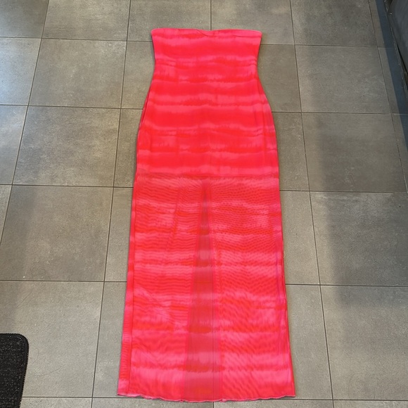 h:ours Rios Maxi Dress in Strawberry Tie Dye - Picture 5 of 11